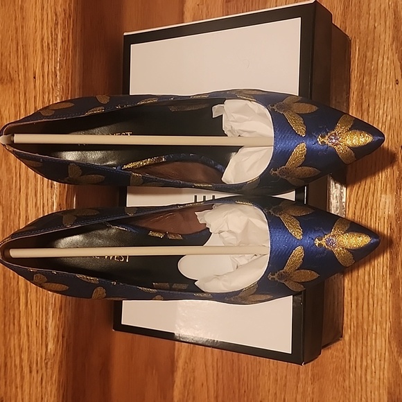New In Box Nine West "NW Tatiana" Blue Gold Bee Pumps 9.5 - Picture 10 of 11